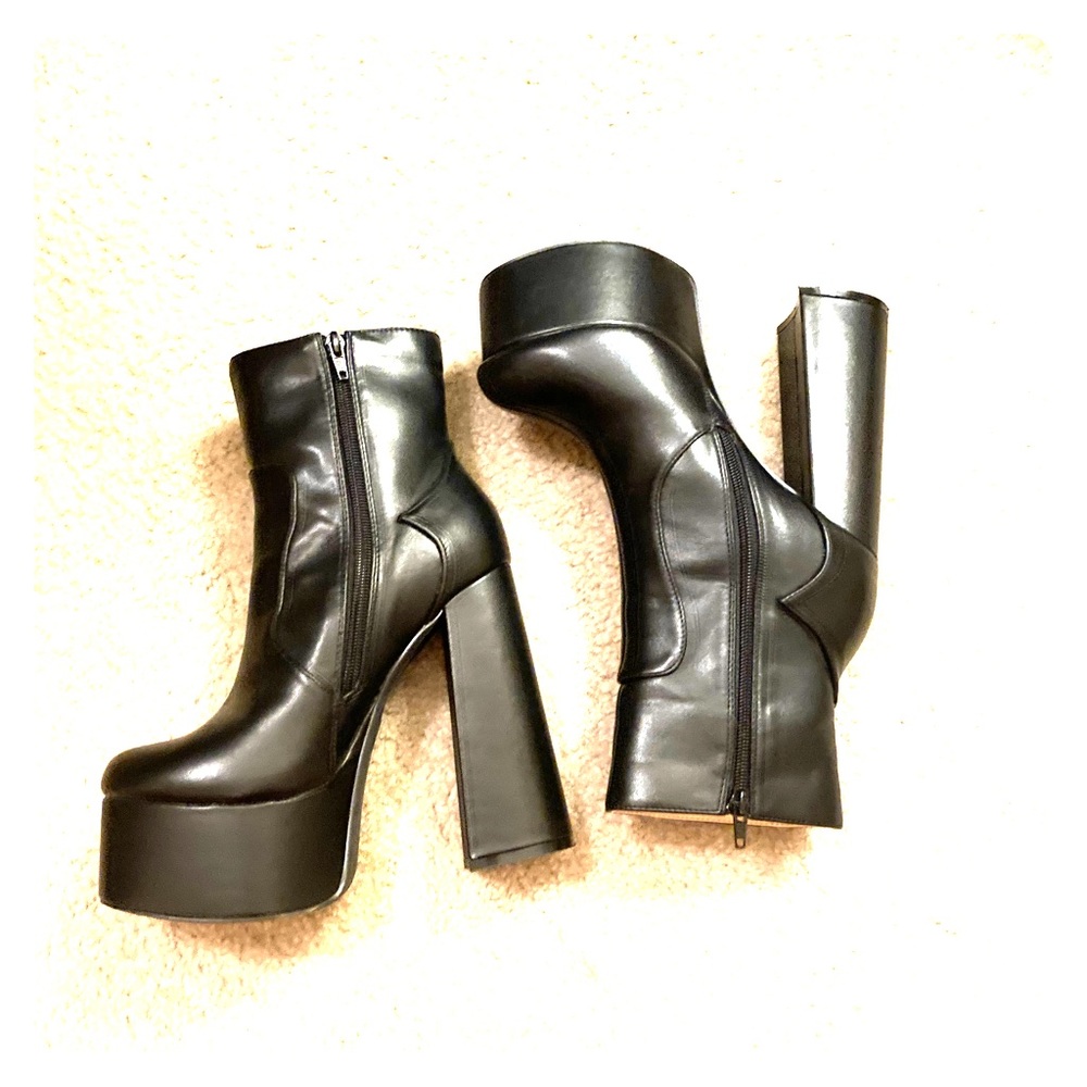 New Black Platform Boots 🖤 size 8 SOLD
